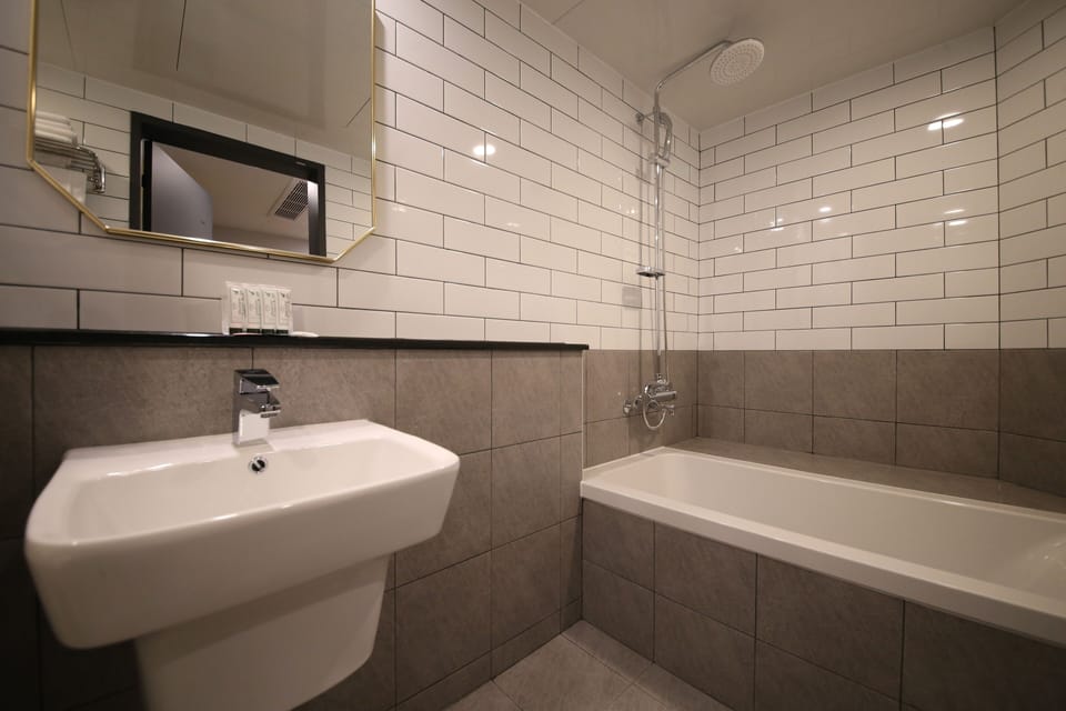 Classic Double or Twin Room | Bathroom | Free toiletries, hair dryer, bathrobes, slippers