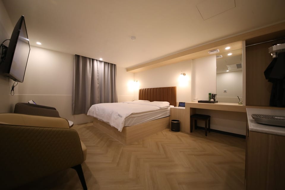 Premium Room | Desk, laptop workspace, blackout drapes, soundproofing