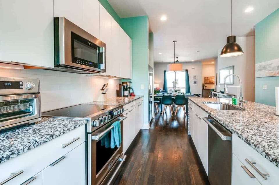 Explore this stylish vacation rental that blends modern elegance with cozy charm. The gourmet kitchen boasts granite countertops, perfect for brunch before discovering downtown Nashville. Ideal for family reunions or bachelorette parties, it's a luxury retreat in Music City!