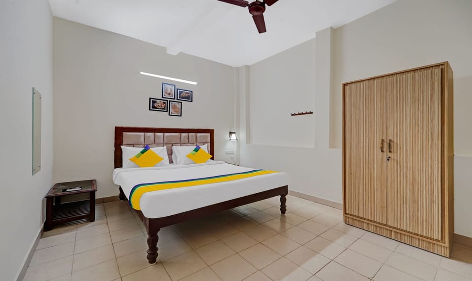 Standard Room | Desk, iron/ironing board