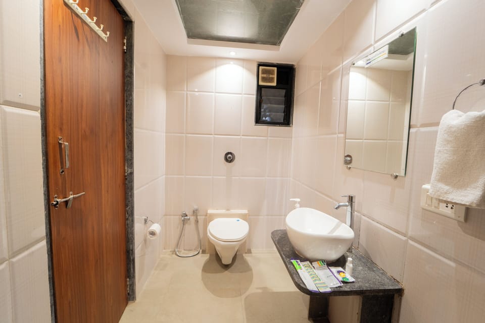 Premium Double Room | Bathroom | Free toiletries, towels, soap, shampoo