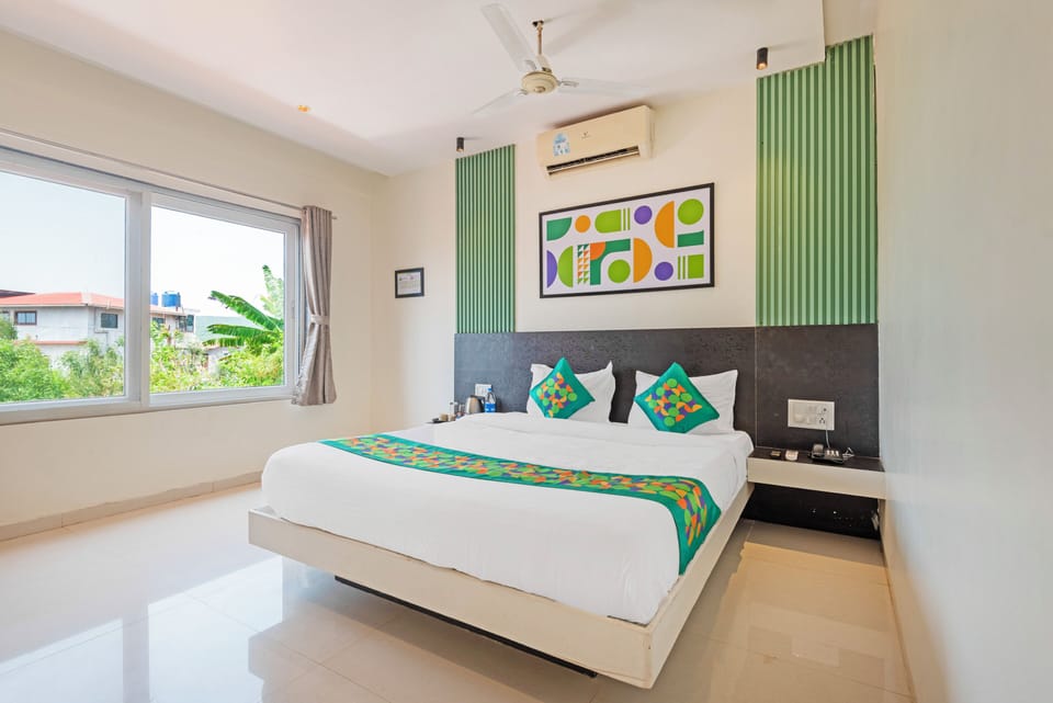 Deluxe Room | Desk, iron/ironing board