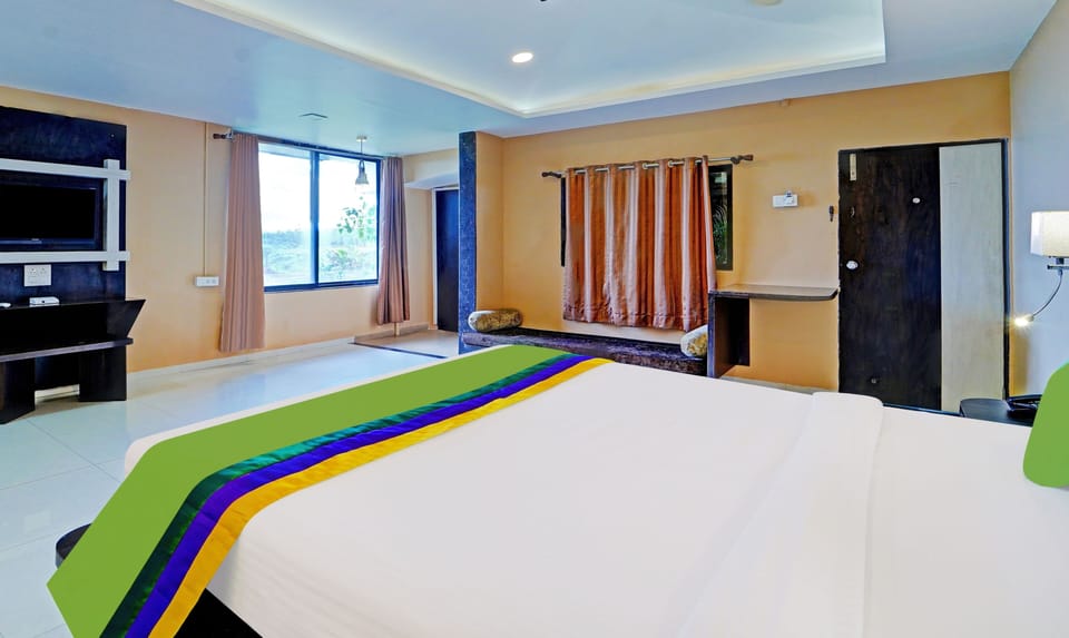 Premium Room | Desk, iron/ironing board