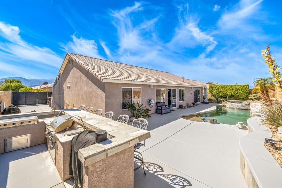 Outdoor BBQ/Cooktop Bar Area (exclude smoker grill)