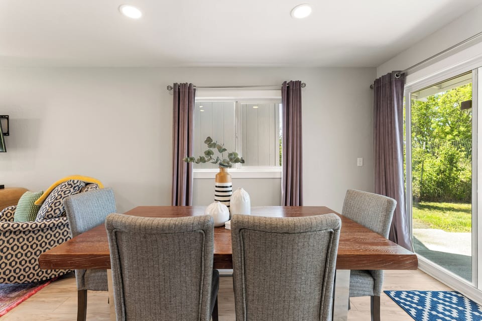 Large dining area (2)