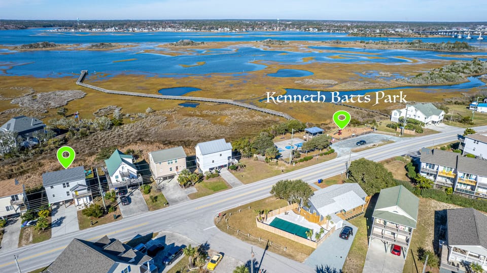 Less than 1-min walk to Kenneth Batts Park for sunset strolls on the pier.