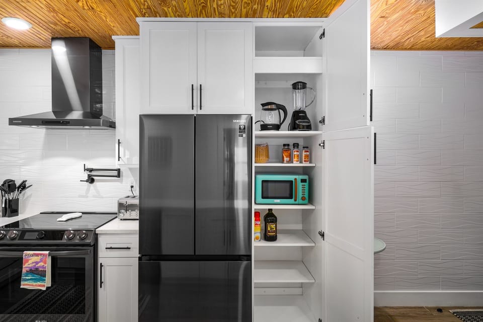 Modern appliances including blender, kettle and microwave