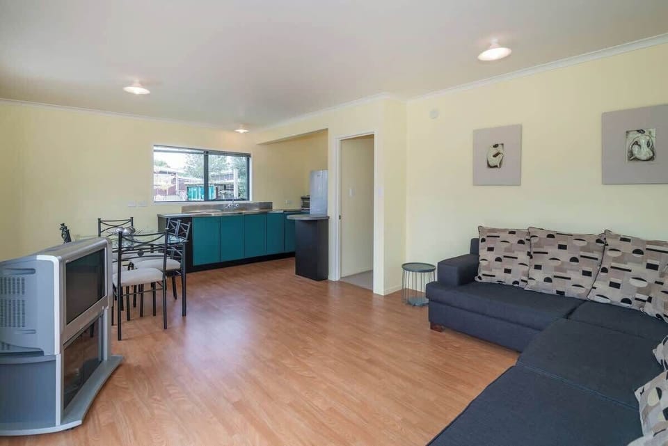 Downstairs kitchen dining/ lounge 