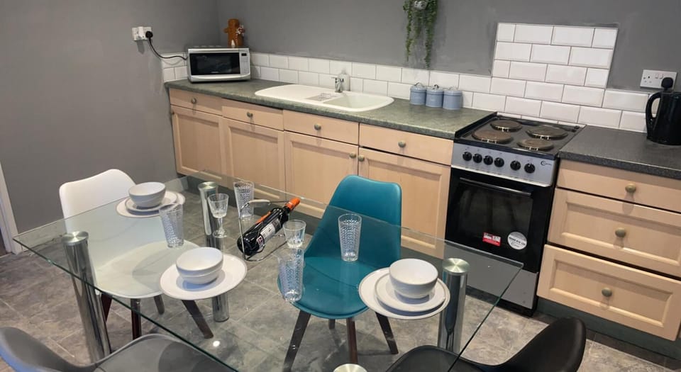 House | Private kitchen | Fridge, microwave, oven, stovetop