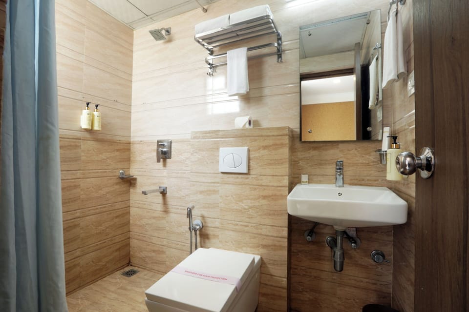 Executive Double or Twin Room | Bathroom | Shower, free toiletries, hair dryer, bathrobes