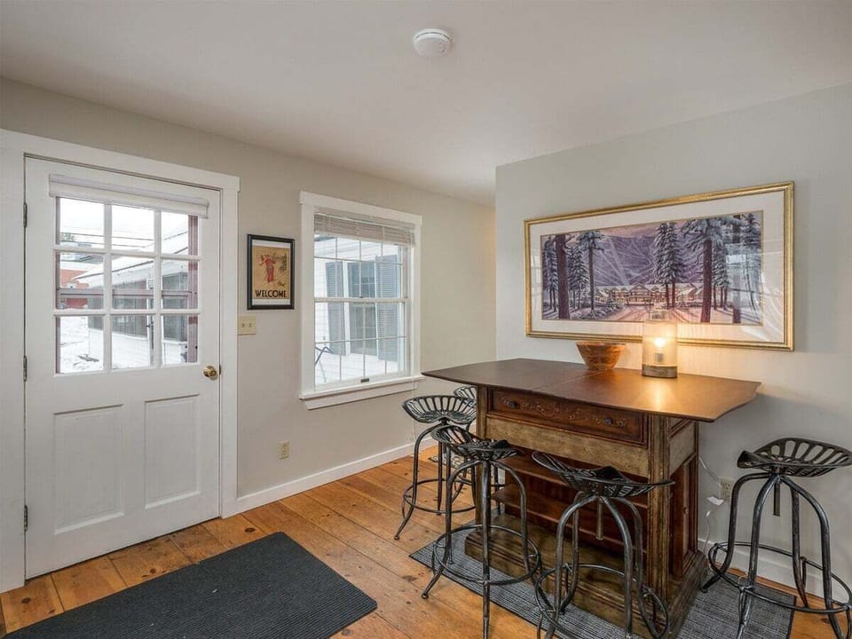 Entryway/dining area