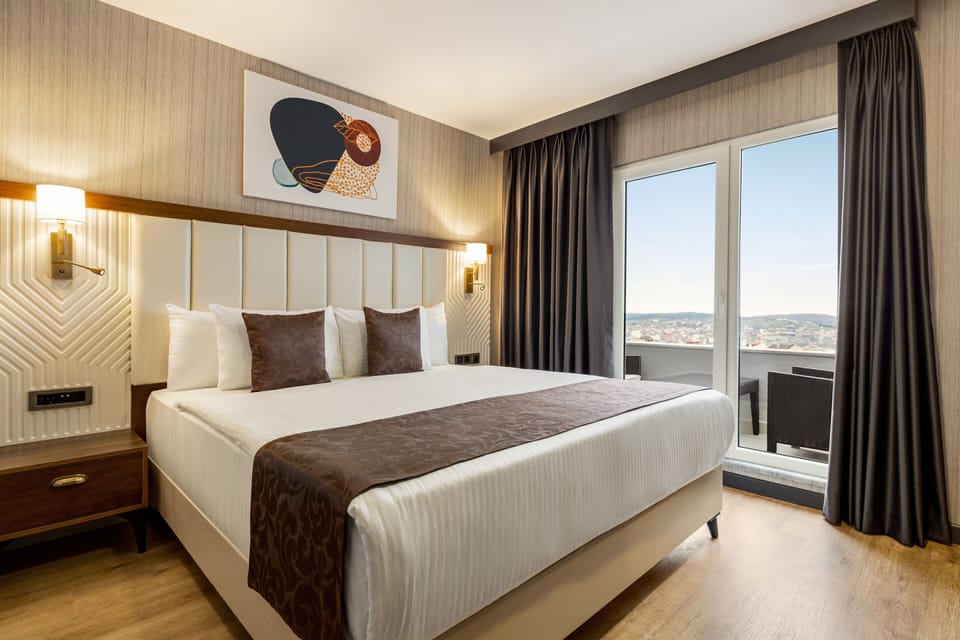 Deluxe Room, Balcony | Egyptian cotton sheets, premium bedding, minibar, in-room safe