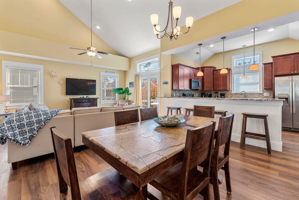 BV1093A: Beachaholic | Mid Level Dining Area