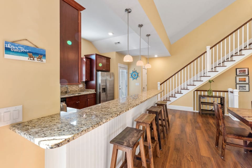 BV1093A: Beachaholic | Mid Level Dining Area and Kitchen