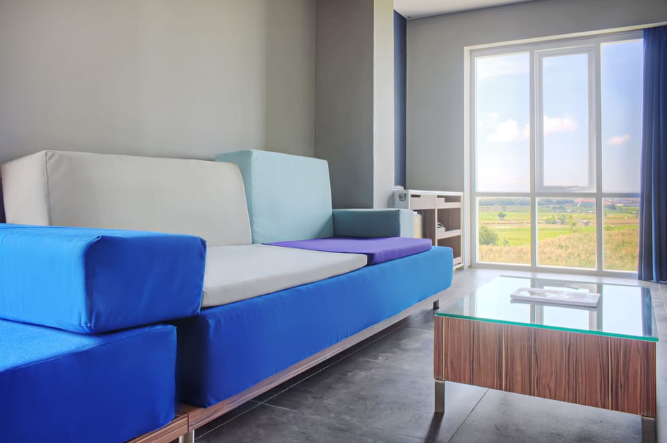 Suite | Living area | 32-inch LCD TV with cable channels, TV, pay movies
