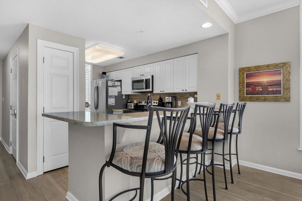 Eat-in kitchen bar seating