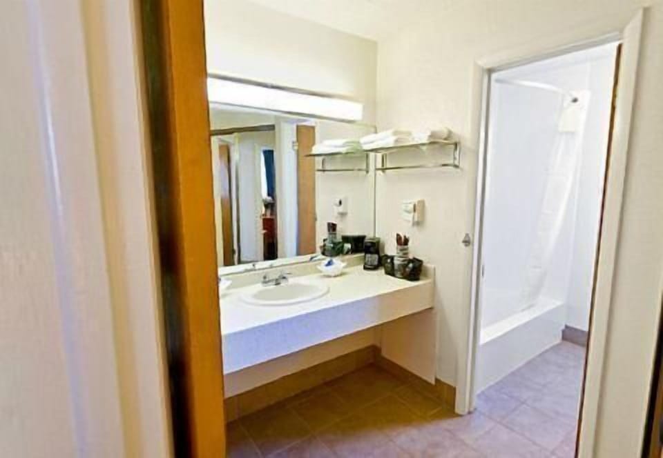 Executive Room, 1 King Bed | Bathroom | Rainfall showerhead, eco-friendly toiletries, hair dryer, towels
