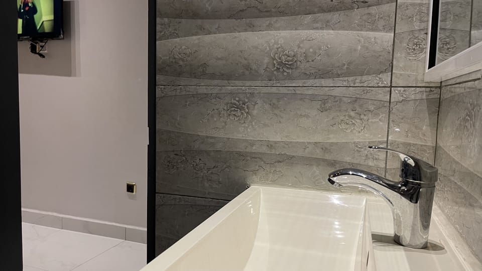 Standard Room, 1 Queen Bed | Bathroom | Free toiletries, towels, soap, toilet paper