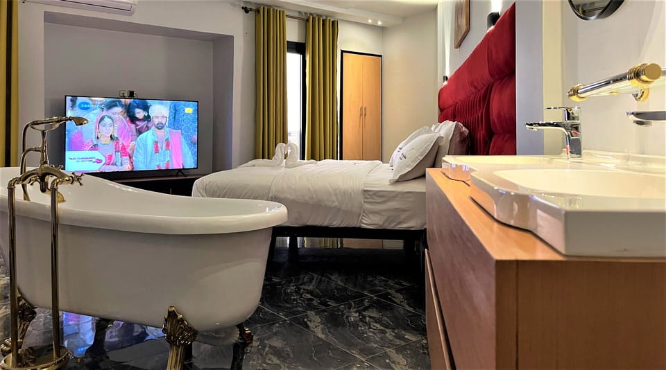 Royal Room | Premium bedding, down comforters, Select Comfort beds, in-room safe
