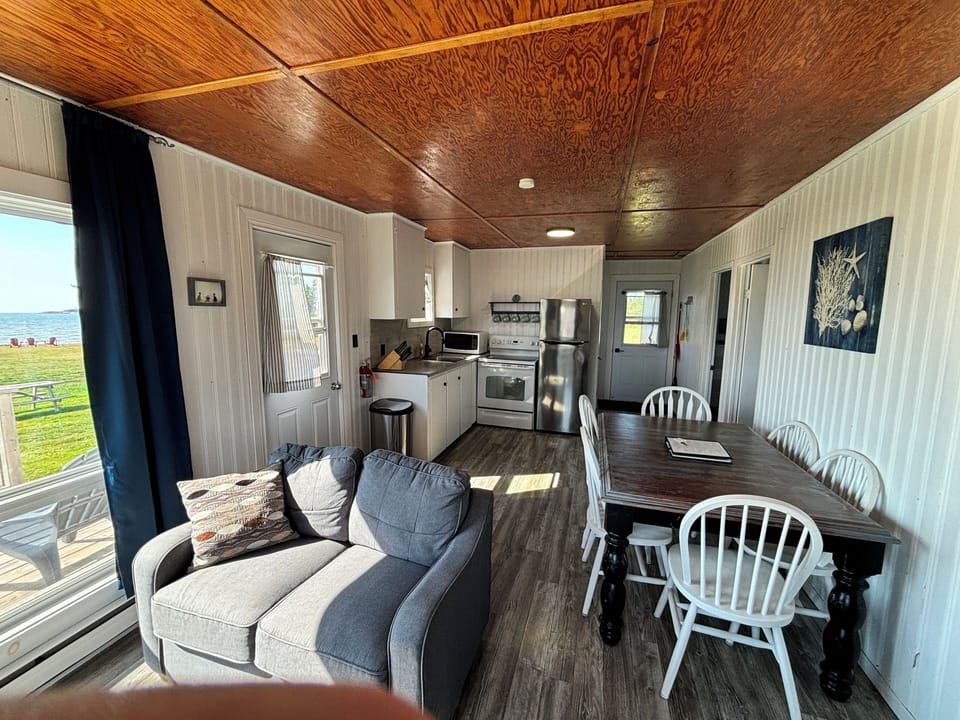 Cottage, 3 Bedrooms, Ocean View | Private kitchen | Fridge, microwave, oven, stovetop