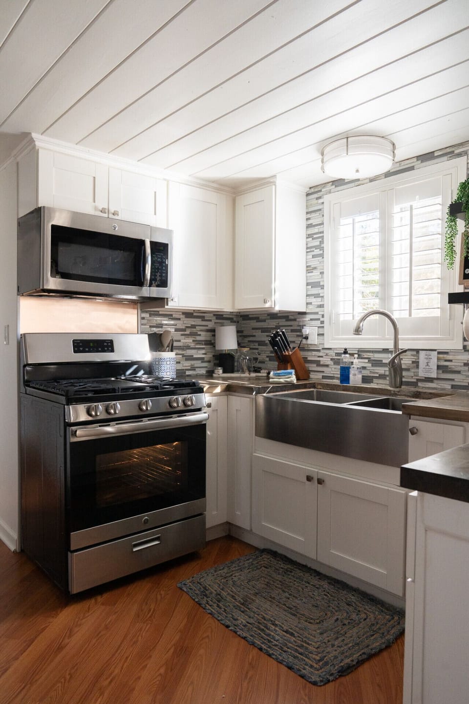 Bright, modern kitchen. Clean, functional, and well-equipped for cooking.