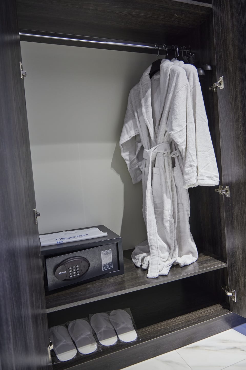 Standard Single Room, 1 Bedroom | Minibar, in-room safe, desk, laptop workspace