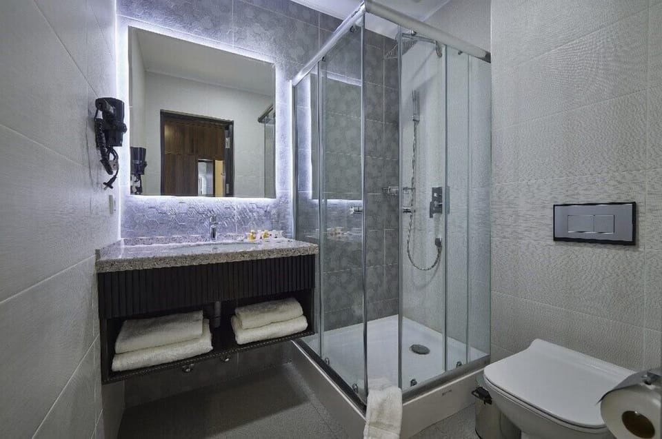 Standard Twin Room | Bathroom | Bathtub, slippers, towels, soap
