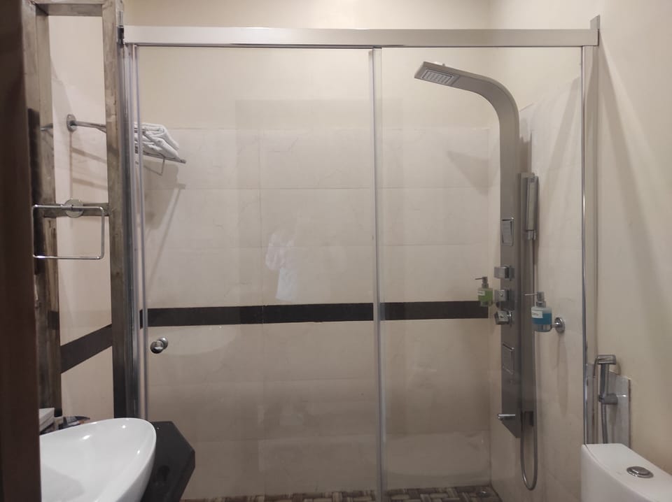 Deluxe Cottage, 1 King Bed | Bathroom | Shower, rainfall showerhead, free toiletries, towels
