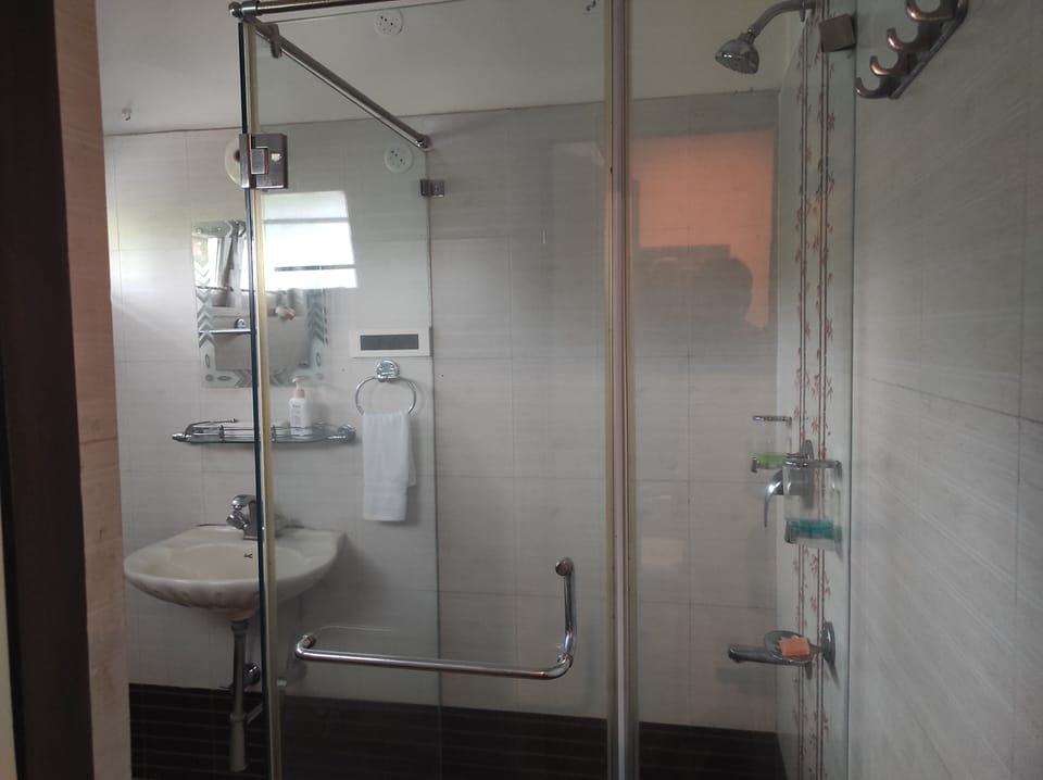 Shower, rainfall showerhead, free toiletries, towels