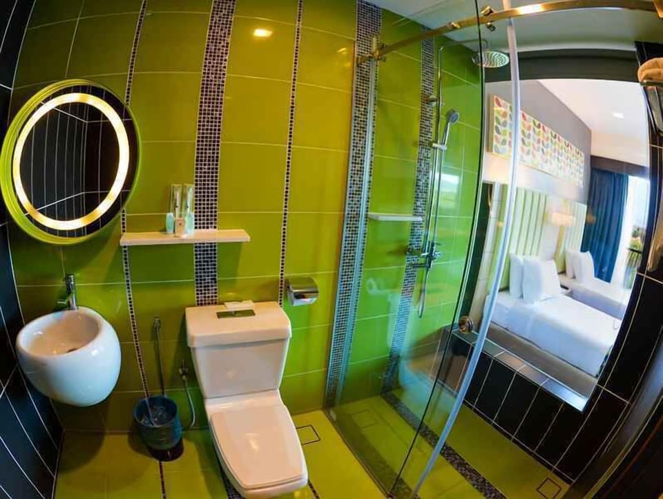 Executive Twin Room | Bathroom | Hair dryer, bidet, towels