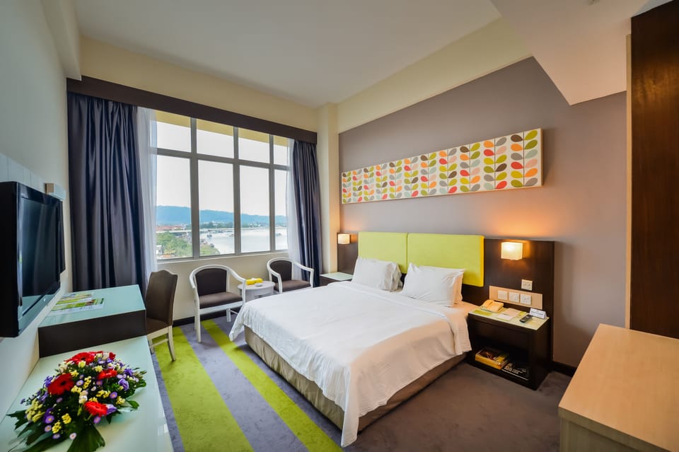 Executive Twin Room | Minibar, in-room safe, blackout drapes, iron/ironing board