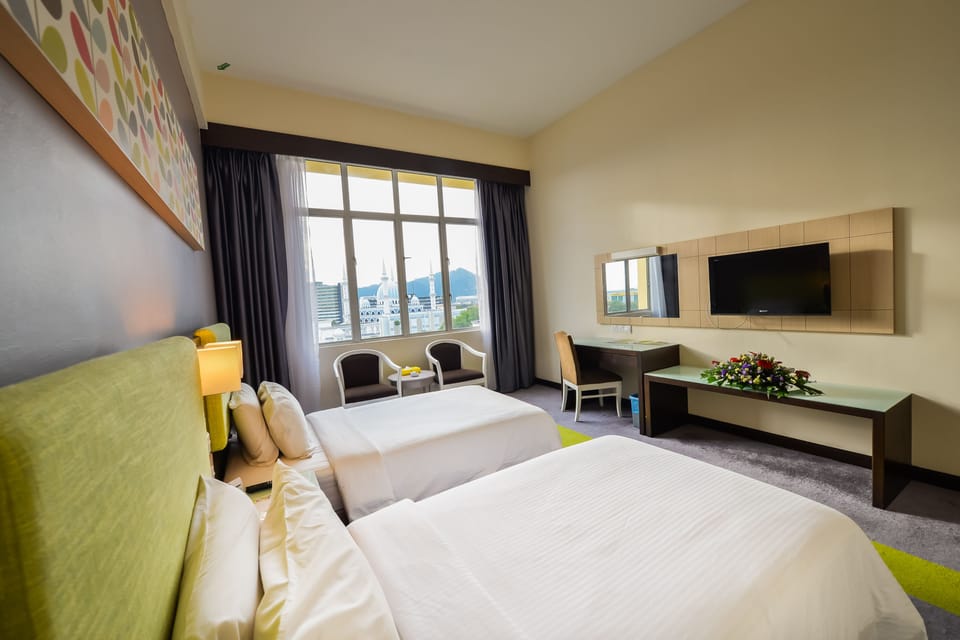 Executive Twin Room | Minibar, in-room safe, blackout drapes, iron/ironing board