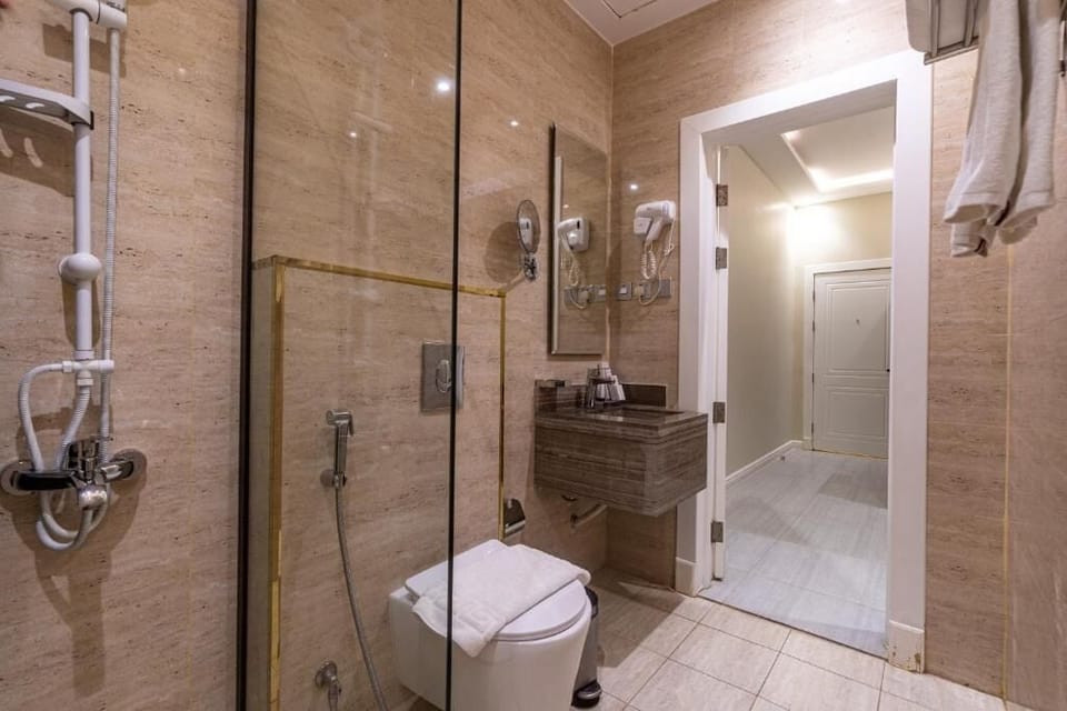 Deluxe Room | Bathroom | Shower, rainfall showerhead, hair dryer, towels