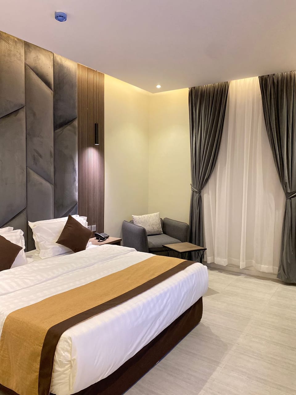 Standard Room | 1 bedroom, hypo-allergenic bedding, pillowtop beds, minibar