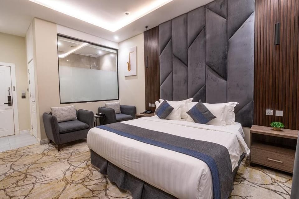 Standard Room | 1 bedroom, hypo-allergenic bedding, pillowtop beds, minibar