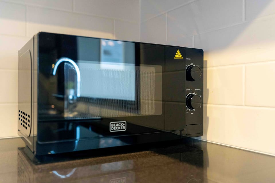 Deluxe Apartment | Private kitchen | Full-size fridge, microwave, oven, stovetop