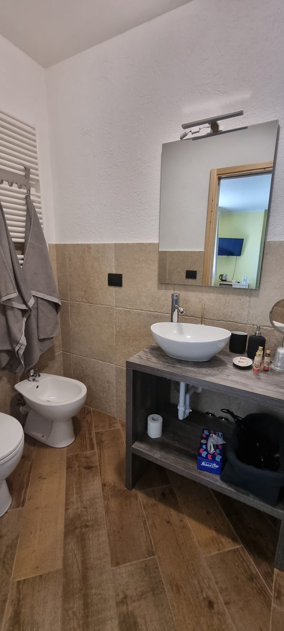 Comfort Double or Twin Room | Bathroom | Shower, free toiletries, hair dryer, bidet
