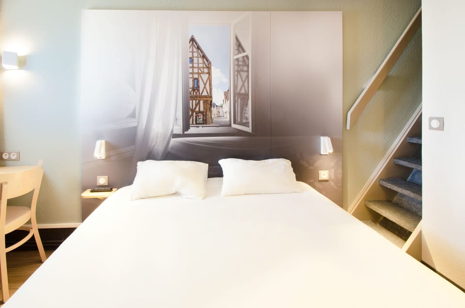 Premium bedding, desk, soundproofing, free WiFi