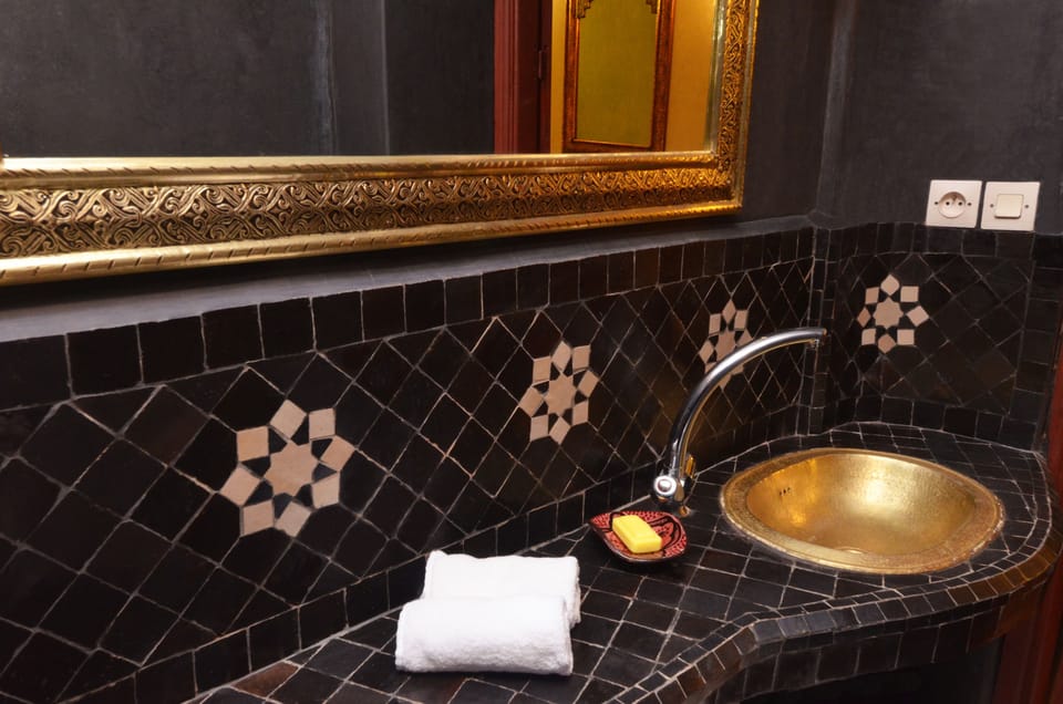Traditional Double or Twin Room (Samarcande) | Bathroom | Shower, free toiletries, bathrobes, slippers