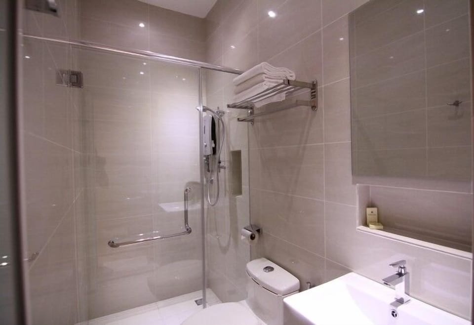 Shower, free toiletries, hair dryer, bidet