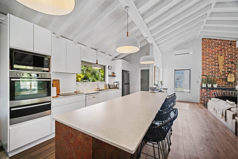 Fully equipped kitchen and breakfast bar