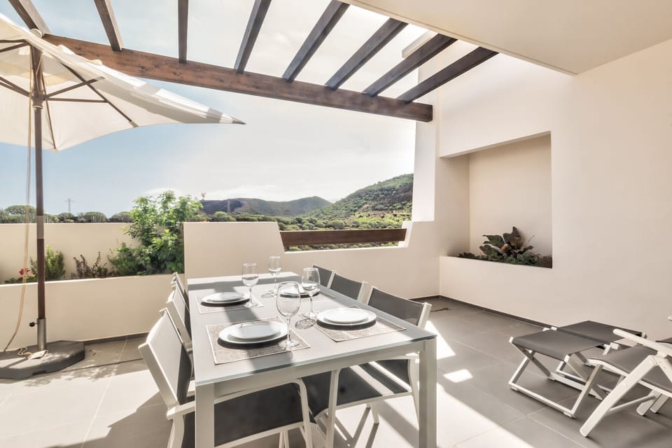 Spacious terrace with views of the mountain