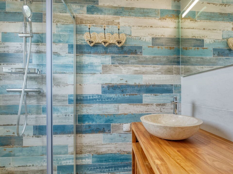Plumbing Fixture, Tap, Wood, Bathroom, Rectangle, Floor, Flooring, House, Plumbing, Building
