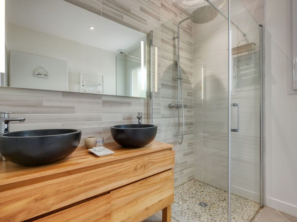 Tap, Plumbing Fixture, Property, Countertop, Mirror, Sink, Shower Door, Wood, Interior Design, Architecture