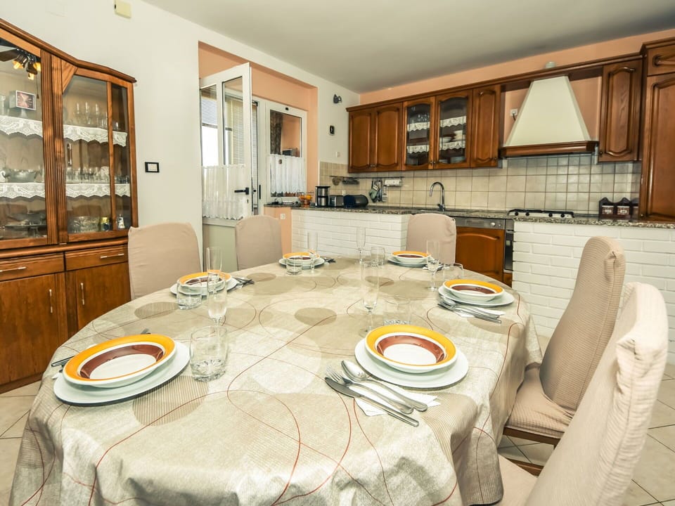 Table, Cabinetry, Property, Furniture, Countertop, Interior Design, Wood, Kitchen, Tableware, Tablecloth