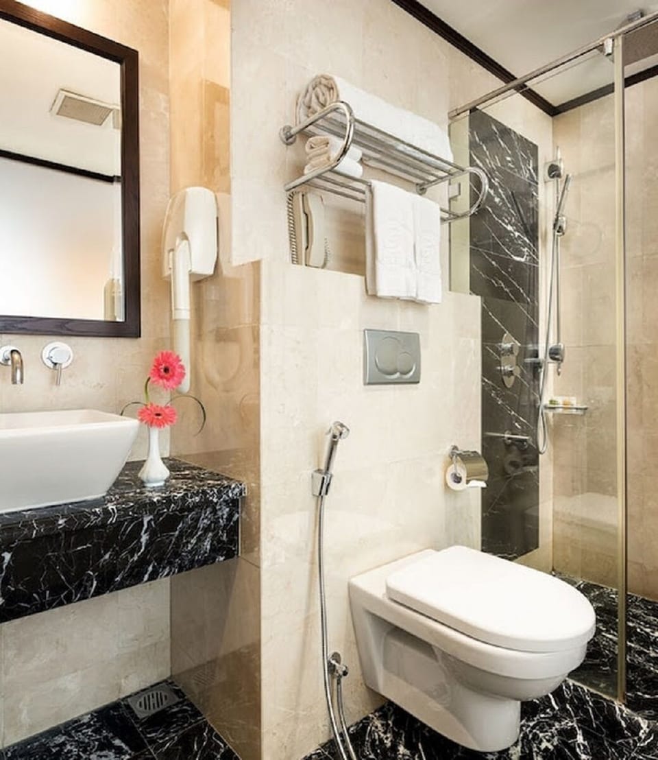 Shower, rainfall showerhead, free toiletries, hair dryer