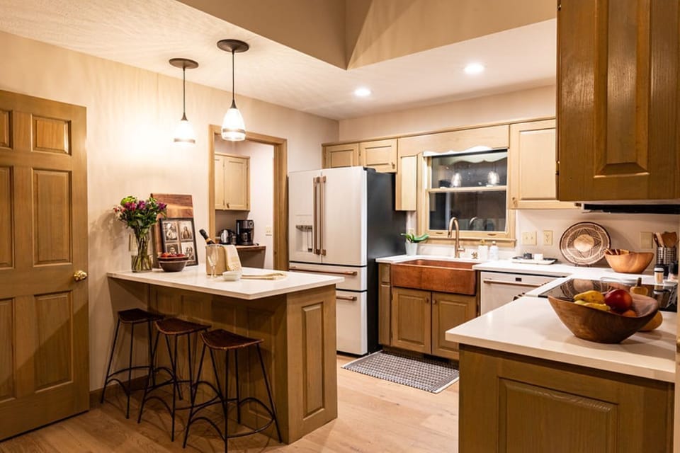 The copper farmhouse sink has plenty of space for dishes, plus a dishwasher.