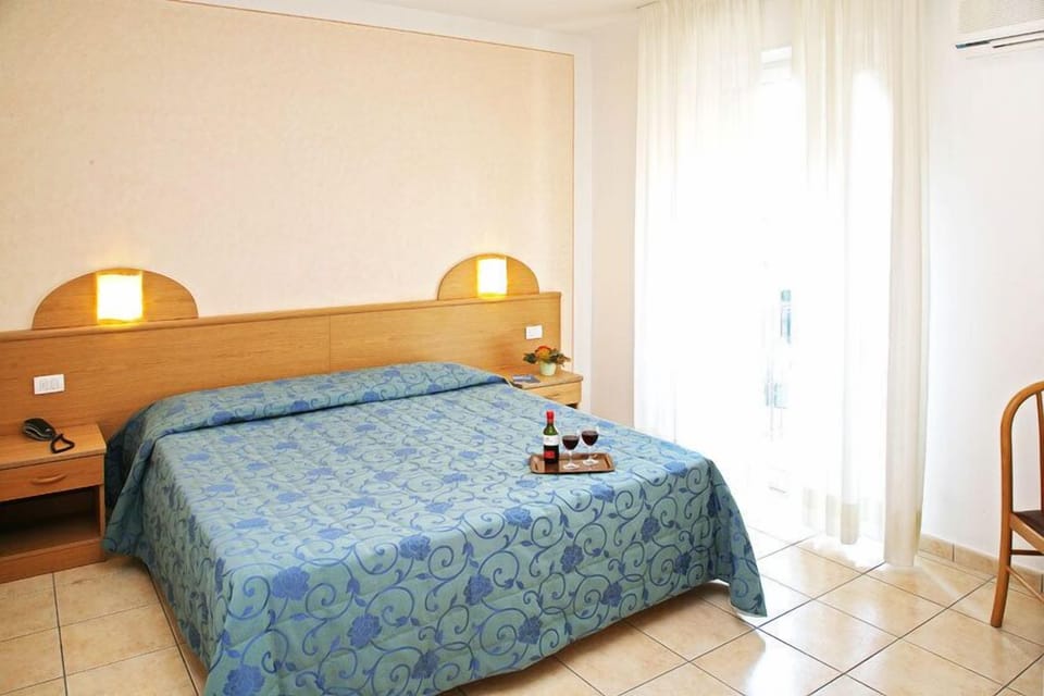 Comfort Double Room | In-room safe, cribs (surcharge), WiFi (free)