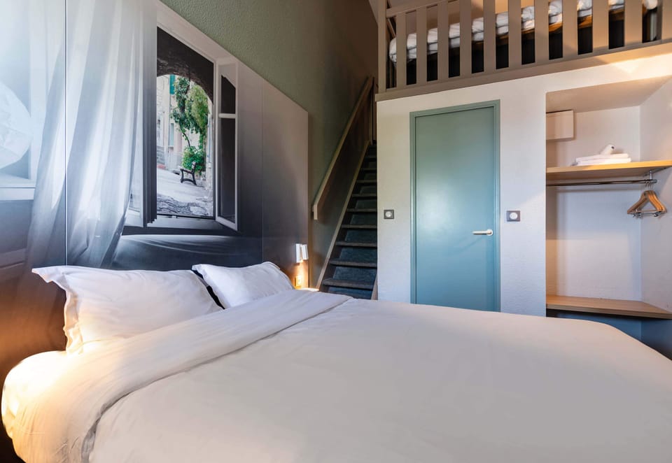 Quadruple Non-Smoking Room | Premium bedding, down comforters, desk, blackout drapes