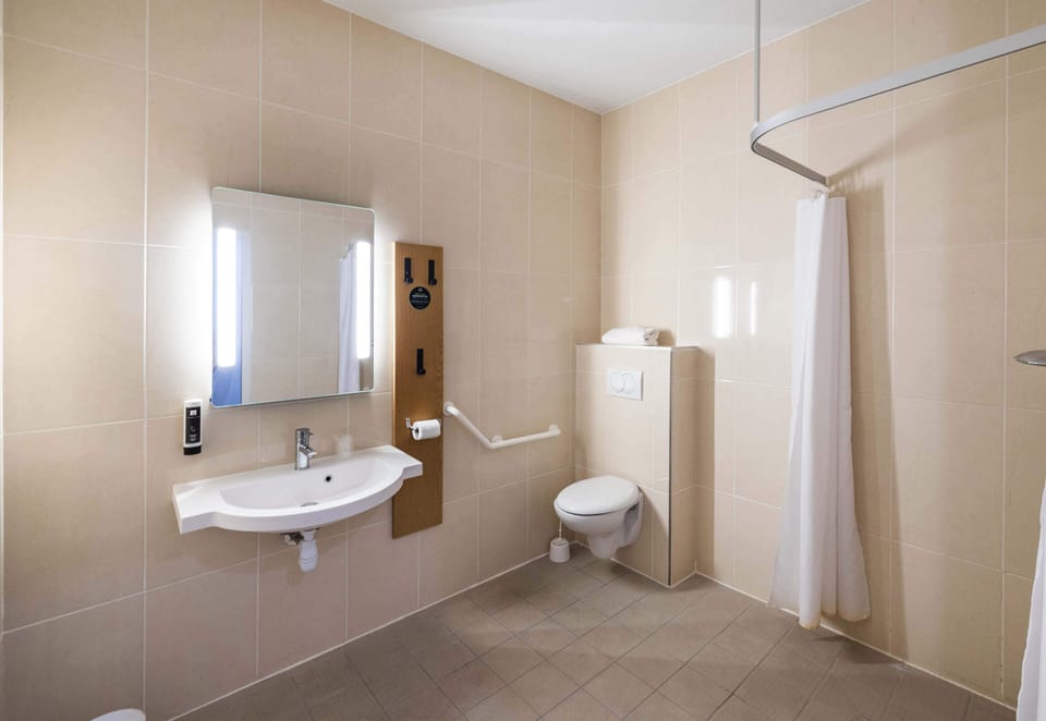 Double Room, Accessible | Bathroom | Shower, free toiletries, hair dryer, towels